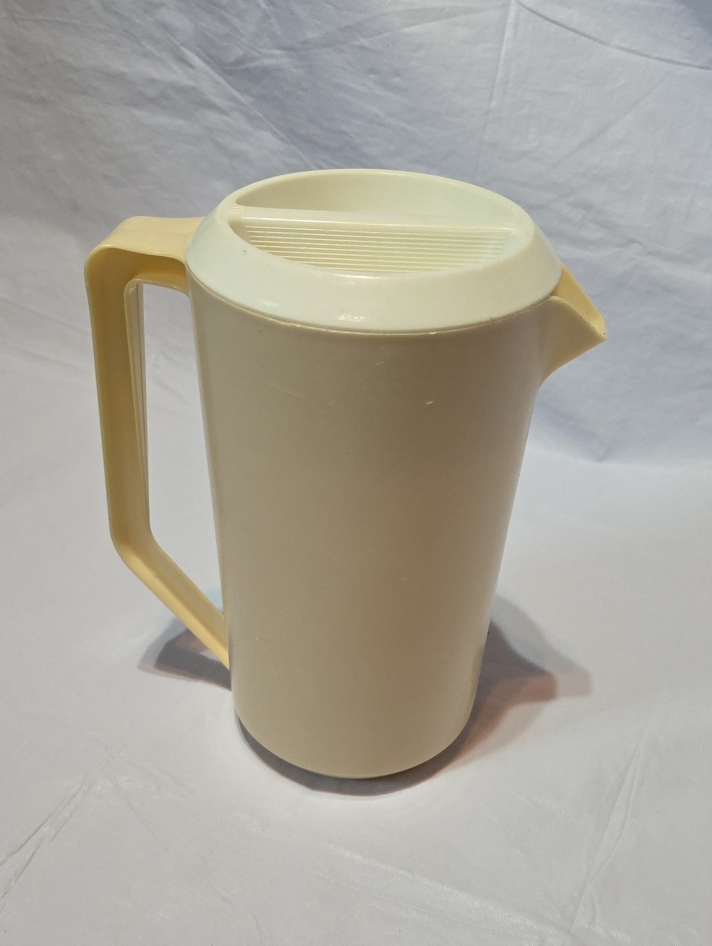 Rubbermaid VTG Almond Iced Tea Kool-Aid Lemonade Pitcher w/lid 2.25 qt